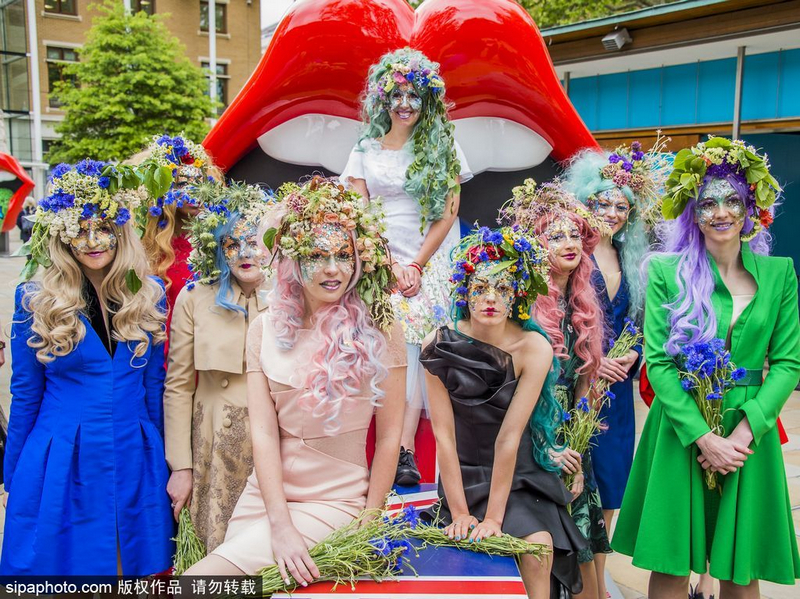 英街頭上演鮮花時尚展 模特似花仙子