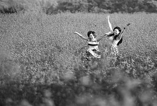 湖北：宜昌賞花游 探訪(fǎng)“云中花?！?/></p>
<p style="text-align: center">游人在薰衣草園內(nèi)留影</p>
<p>17日，位于夷陵區(qū)龍泉鎮(zhèn)的柏家坪村“云中花海”百畝生態(tài)觀(guān)光農(nóng)業(yè)基地,游人在薰衣草園內(nèi)留影<a href=